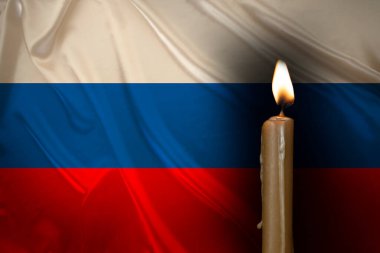 Rusya bayrağının önünde yanan mum, ülkesine hizmet eden kahramanların anısı, kaybın acısı, zorlu zamanlarda milli birlik, devletin tarihi