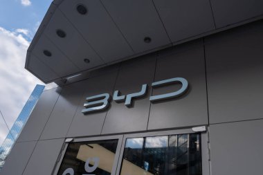 Reklam pankartları Frankfurt am Main 'de BYD Satış Ofisi, Çinli holding üreticisi BYD Auto, şirket logosu, girişin üzerinde şirket logoti tabelası, Frankfurt - 31 Ocak 2024