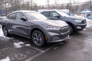 elektrikli araba Ford Mustang Mach-E kış otoparkında, EV Avrupa, otomotiv endüstrisinde teknolojik gelişmeler, çevre temizliği aracı, Frankfurt, Almanya - 19 Ocak 2024