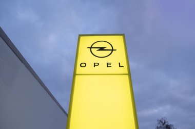 Opel Otomobil GmbH bayii binası, Alman otomobil üreticisi otomobil salonu, Satış Ofisi, şirket logosu tabelası, girişin üstündeki şirket logosu tabelası, Frankfurt - 19 Ocak 2024