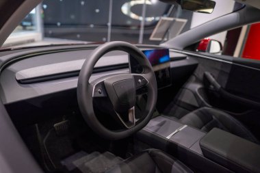 Yeni Tesla Model 3 elektrikli araba, direksiyon, gösterge paneli, çağdaş Avrupa 'da EV kullanımındaki trendler, otomotiv endüstrisindeki son teknolojiler, Frankfurt - 9 Kasım 2023