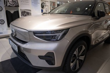 beyaz yeni Volvo XC40 Elektrikli Otomobil, İsveçli Volvo Otomobiller galeride, EV Avrupa 'da, otomotiv endüstrisinde yenilik Frankfurt, Almanya' da 22 Ocak 2024