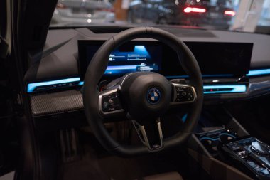 İçişleri, BMW i5 eDrive40 arabasının kokpiti, dijital panel, direksiyondaki aletler, otomotiv endüstrisindeki EV teknolojisi, Frankfurt, Almanya 'da çevresel araç gösterisi - 22 Ocak 2024
