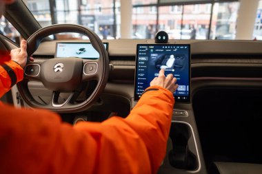 Elektronik ekran, direksiyon simidi, NIO EL6 Interior, kokpit modern EV, Test Çin Elektro-SUV, sürücü güvenliği, Frankfurt, Almanya - 31 Ocak 2024