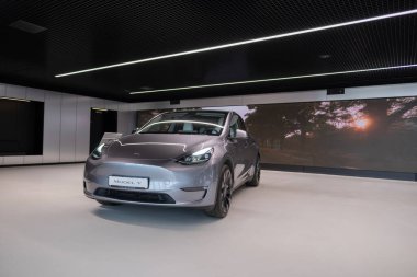 Tesla Model Y performans quicksilver batarya orta ölçekli elektrikli arazi aracı Tesla, Çevresel sürdürülebilirlik, Yenilik otomotiv fuarı Berlin, Almanya 'da - 18 Şubat 2024