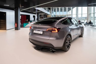 Yeni gri elektrikli tesla modeli Quicksilver performans dikiz aynası, otomotiv endüstrisi, çapraz SUV Avrupa 'da Tesla, EV, Çevresel sürdürülebilirlik, Berlin, Almanya - 18 Şubat 2024