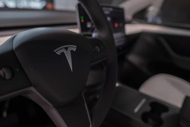 yakın çekim direksiyon, iç mekan, Tesla araba modeli Y 'nin kokpiti, elektrikli araç, otomotiv endüstrisindeki yenilik, alternatif enerji geliştirme konsepti, Berlin, Almanya - 18 Şubat 2024