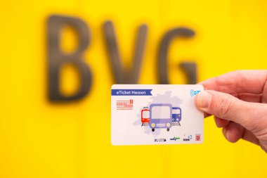 erkek el bilgisayarı elektronik Alman bileti, BVG logosu Berliner ulaşım hizmetleri Berlin 'deki ana toplu taşıma aracı, seyahat, toplu taşıma sistemi, Berlin, Almanya - 18 Şubat 2024