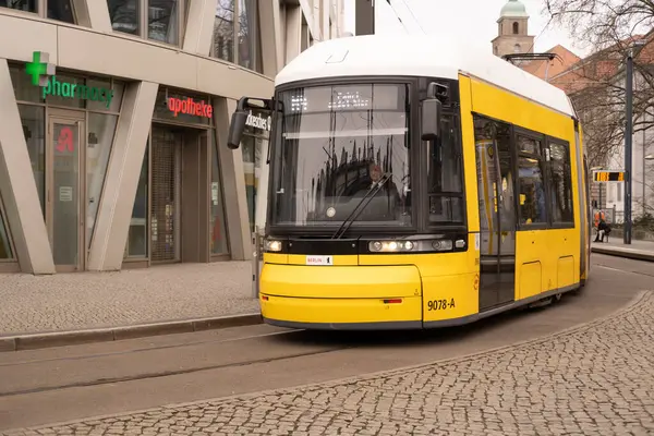 Berlin 'de şehir caddesinden geçen sarı tramvay Flexity Berlin, seyahat, turizm ve şehir molaları, çevre dostu toplu taşıma sistemi, Berlin, Almanya - 18 Şubat 2024