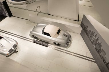 Üst düzey Porsche 356 klasik Speedster klasik arabalar, Porsche müzesi, otomotiv tutkusu, evrim spor arabaları, eski tarz arabalar, tarih otomotiv endüstrisi Almanya 'nın Stuttgart şehrinde - 26 Ocak 2024