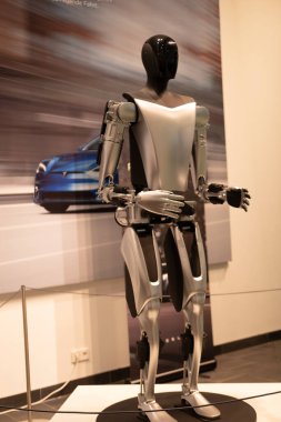 Tesla Bot Optimus, insansı robot prototipi Tesla, Inc., Yapay Zeka, çeşitli uygulamalar için yapay zeka ve robot entegrasyonunun vurgulanması, Berlin, Almanya - 17 Şubat 2024