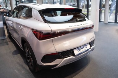 Yeni beyaz BYD Han EV 3.95, dikiz aynası, Studio 'da elektrikli araç Çinli üreticisi, showroom' da zarif araba, Stuttgart, Almanya 'da otomotiv endüstrisinde yenilik - 26 Ocak 2024