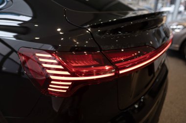 Sergi salonunda yeni siyah Audi Q8 Sportback e-tron 2024 Electric Car, otomotiv endüstrisinde otomotiv icadı, Frankfurt, Almanya 'da Gelecek Mobilite Şovu - 4 Mart 2024