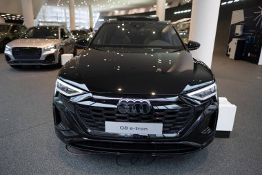 Sergi salonunda yeni siyah Audi Q8 Sportback e-tron 2024 Electric Car, otomotiv endüstrisinde otomotiv icadı, Frankfurt, Almanya 'da Gelecek Mobilite Şovu - 4 Mart 2024