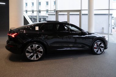Sergi salonunda yeni siyah Audi Q8 Sportback e-tron 2024 Electric Car, otomotiv endüstrisinde otomotiv icadı, Frankfurt, Almanya 'da Gelecek Mobilite Şovu - 4 Mart 2024