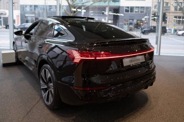 Yeni siyah Audi Q8 Sportback e-tron elektrikli araba, stop lambaları, galeride her dikiz manzarası, otomotiv endüstrisinde otomotiv icadı, Frankfurt, Almanya 'da Gelecek Mobilite Şovu - 4 Mart 2024