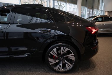 yeni siyah Audi Q8 Sportback e-tron 2024 Electric Car sergi salonunda, otomotiv endüstrisinde otomotiv icadı, Frankfurt, Almanya 'da Sürdürülebilir Gelecek Mobilite Şovu - 4 Mart 2024