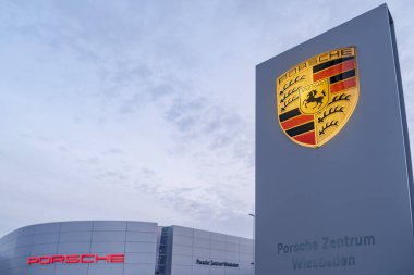 Reklam pankartları Porsche, araba galerisi Porsche Otomobil Holding otomobil üreticisi otomobil salonu, Satış Ofisi, şirket logosu tabelası, marka tabelası, Frankfurt - 26 Ocak 2024