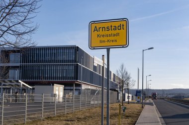 Arnstadt şehir yol tabelası, CATL Çağdaş Amperex Teknoloji Limited her batarya imalatçısı cephe binasında, sürdürülebilir gelişim Teknoloji, Arnstadt, Almanya - 05 Şubat 2024