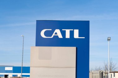 Şirket logosu CATL Çağdaş Amperex Technology Co. Cephe binasında sınırlı elektrikli araç bataryası üreticisi, Technology, Arnstadt, Almanya 'da sürdürülebilir kalkınma - 05 Şubat 2024
