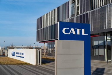 Reklam pankartı CATL Çağdaş Amperex Teknoloji Limited elektrikli araç pili üreticisi, Battery Technology 'de sürdürülebilir geliştirme icadı, Arnstadt, Almanya - 05 Şubat 2024