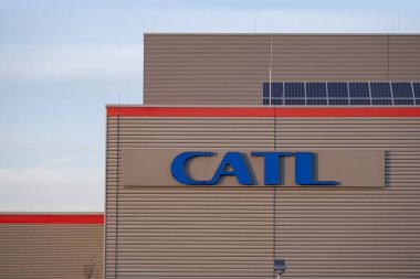 Reklam pankartı CATL Çağdaş Amperex Teknoloji Limited elektrikli araç pili üreticisi ön cephe binasında, sürdürülebilir gelişim Teknoloji, Arnstadt, Almanya - 05 Şubat 2024