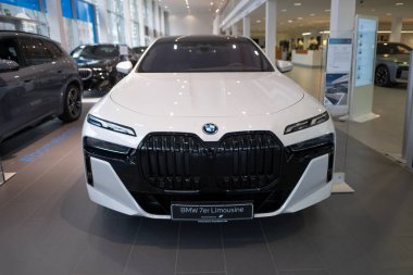 beyaz bmw 7er Limousine G70, lüks bmw i7 2024 elektrikli sedan, elektrikli araçlar, otomotiv endüstrisinde çevre dostu gelişmiş teknoloji, Frankfurt, Almanya - 4 Mart 2024