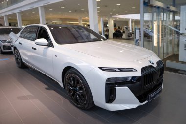 beyaz bmw 7er Limousine G70, lüks bmw i7 2024 elektrikli sedan, elektrikli araçlar, otomotiv endüstrisinde çevre dostu gelişmiş teknoloji, Frankfurt, Almanya - 4 Mart 2024