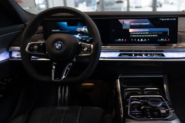 Direksiyon, merkez konsol bmw 7er Limousine G70, lüks güçlü bmw i7 elektrikli sedan, elektrikli araçlar, otomotiv endüstrisinde gelişmiş teknoloji, Frankfurt, Almanya - 4 Mart 2024