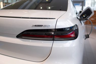 beyaz bmw 7er Limuzin G70, lüks bmw i7 elektrikli sedan, dikiz görüşlü elektrikli araçlar, Eco-Friendly gelişmiş teknoloji otomotiv endüstrisi, Frankfurt, Almanya - 4 Mart 2024