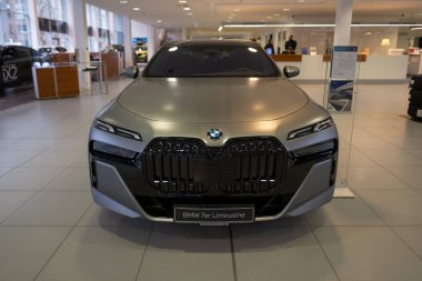 Mat gümüş bmw 7er Limousine G70, lüks güçlü bmw Reihe 740D 2024 sedan, otomotiv endüstrisinde gelişmiş teknoloji, Frankfurt, Almanya - 4 Mart 2024