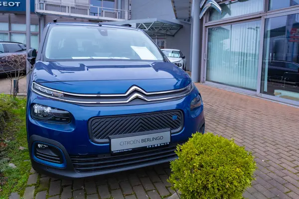 Otoparkta Citroen E-Berlingo tarzı ve ferah elektrikli minibüs, Fransız üretici PSA Peugeot Citroen, otomotiv endüstrisi, Frankfurt, Almanya 'da Sürdürülebilir Taşımacılık Fuarı - 4 Mart 2024