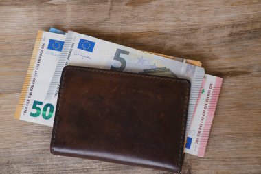 kahverengi deri cüzdan AB para banknotları, tahtadan masa üzerinde Avrupa Birliği nakit para, işletme ve girişimcilik konsepti finans
