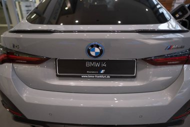 Gri BMW i4 beş kapılı elektrikli kaldırma sınıfı D, Alman BMW AG, otomotiv endüstrisinde Çevre dostu gelişmiş teknoloji, Sürdürülebilir Ulaşım, Frankfurt, Almanya - 22 Ocak 2024