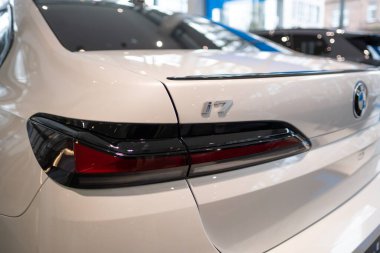 beyaz bmw 7er Limuzin G70, lüks bmw i7 elektrikli sedan, dikiz görüşlü elektrikli araçlar, Eco-Friendly gelişmiş teknoloji otomotiv endüstrisi, Frankfurt, Almanya - 4 Mart 2024