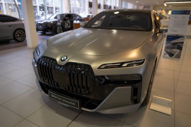 mat grey bmw 7er Limousine G70, lüks güçlü bmw Reihe 740D 2024 sedan, otomotiv endüstrisinde gelişmiş teknoloji, Frankfurt, Almanya - 4 Mart 2024