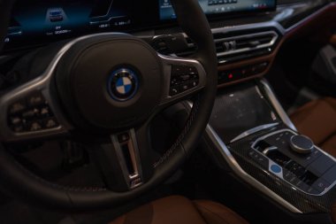 direksiyon, merkezi konsol BMW i4 beş kapılı elektrikli asansör sınıfı D, Alman üretici BMW AG, otomotiv endüstrisinde çevre dostu gelişmiş teknoloji, Frankfurt, Almanya - 22 Ocak 2024