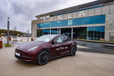 Tesla modeli vişne kırmızısı, Gigafactory Berlin-Brandenburg Tesla imalat yeri Avrupa 'daki en gelişmiş, sürdürülebilir ve verimli tesisimiz, Berlin, Almanya - 19 Şubat 2024