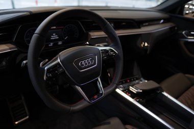 siyah direksiyon Audi Q8 Sportback e-tron 2024 Electric Car, otomotiv endüstrisinde otomotiv icadı, Future Mobility, Frankfurt, Almanya - 4 Mart 2024