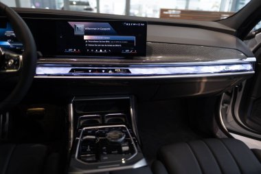Merkez konsolu kapatın, dahili bmw 7er Limousine G70, lüks bmw i7 elektrikli sedan, elektrikli araçlar, otomotiv endüstrisinde gelişmiş teknoloji, Frankfurt, Almanya - 4 Mart 2024