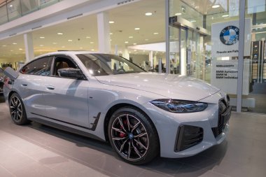 Gri BMW i4 beş kapılı elektrikli asansör sınıfı D, Alman üretici BMW AG, otomotiv endüstrisinde Eco-Friendly Advanced technology, Sürdürülebilir Ulaşım, Frankfurt, Almanya - 22 Ocak 2024