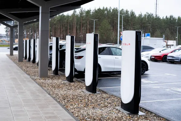 Tesla-Supercharger V4 Alman Deutscher Fabrik Giga Berlin, Gigafactory Berlin-Brandenburg, Avrupa 'da elektrikli araç, teknoloji ve yenilik, Berlin, Almanya - 19 Şubat 2024