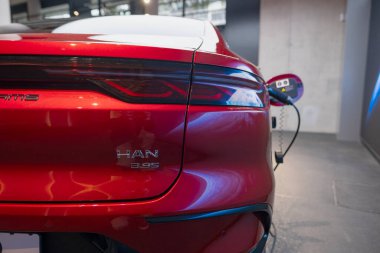 yeni kırmızı BYD Han EV 3.95, dikiz aynası, Studio 'da elektrikli araç Çinli üreticisi, showroom' da zarif araba, Stuttgart, Almanya 'da otomotiv endüstrisinde yenilik - 26 Ocak 2024