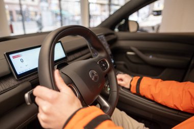 yakın çekimli erkek direksiyon, NIO EL6 Interior, kokpit modern EV, Test Çin Elektro-SUV, sürücü güvenliği, Avrupa, Frankfurt, Almanya 'da çevre aracı - 31 Ocak 2024