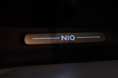 yakın plan logo işareti, marka logotip tabela, İç mekan NIO EL6, reklam paneli modern EV, Çin Elektro-SUV, Avrupa 'da ev, çevre aracı, Frankfurt, Almanya - 31 Ocak 2024