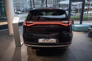 Yeni siyah BYD Tang Elektrikli Otomobil, EV Çinli BYD Otomobil üreticisi, galeride elektrikli araç, Yeşil Mobilite, Yenilik otomotiv endüstrisi, Stuttgart, Almanya - 26 Ocak 2024