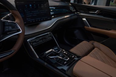 BYD 'nin içi, Tang Electric Car' ın kokpiti, ergonomik dijital panel, fiziksel düğmeler, joystick 'ler, elektronik teknoloji otomotiv endüstrisi, Stuttgart, Almanya - 26 Ocak 2024