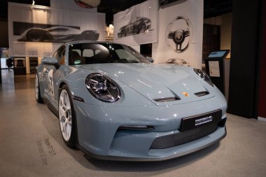 Porsche Müzesi 'ndeki klasik Porsche 911 ST klasik arabası, otomotiv tarzı, otomotiv tutkusu, tarih otomotiv endüstrisi gösterisi Stuttgart, Almanya - 26 Ocak 2024