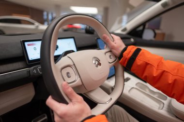 Dümeni NIO EL7, yakın çekim erkek sürücü eli elektronik ekran, iç mekan, kokpit modern EV, Test Çin Elektro-SUV, sürücü güvenliği, Frankfurt, Almanya - 31 Ocak 2024