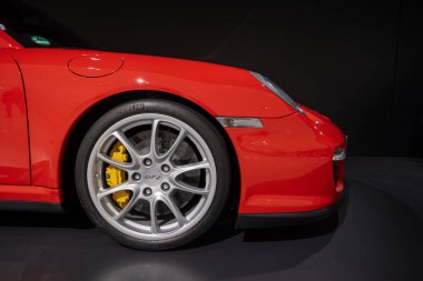 kırmızı Porsche 911 Carera GT2 2008 tarihi Porsche Müzesi, otomotiv tutkusu, evrim spor arabaları, somut otomotiv zarafeti, zirve araba mühendisliği, Stuttgart, Almanya - 26 Ocak 2024